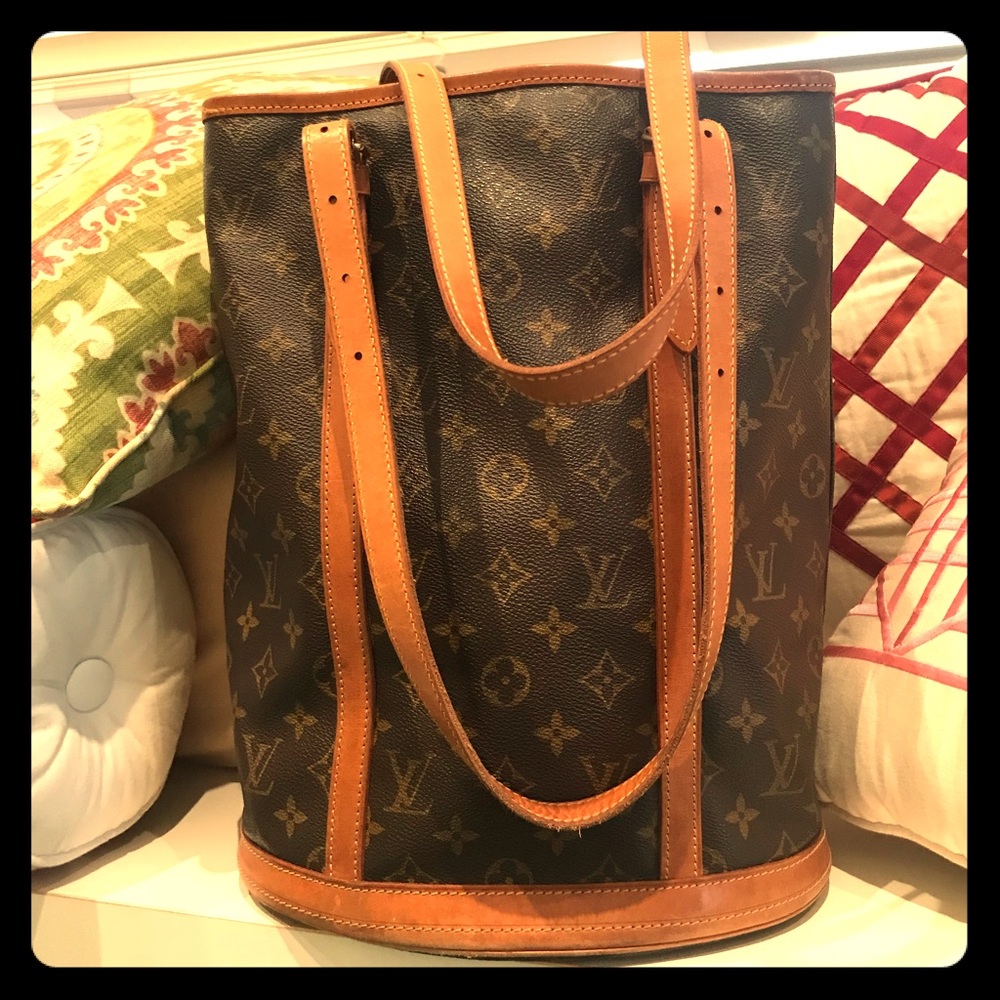 🍃🌹Authentic LV Tall Bucket 🌹🍃